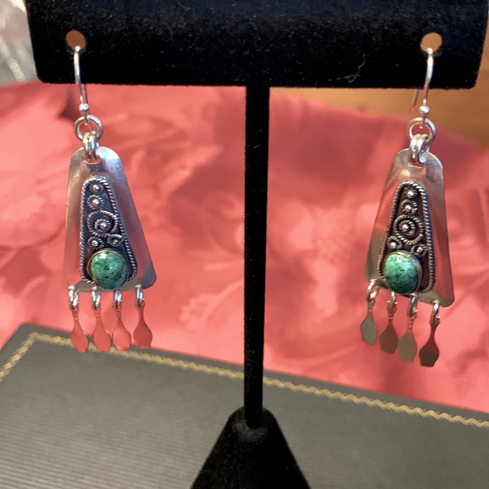 Silver 925 Vintage dangle earrings with Malachite stones.